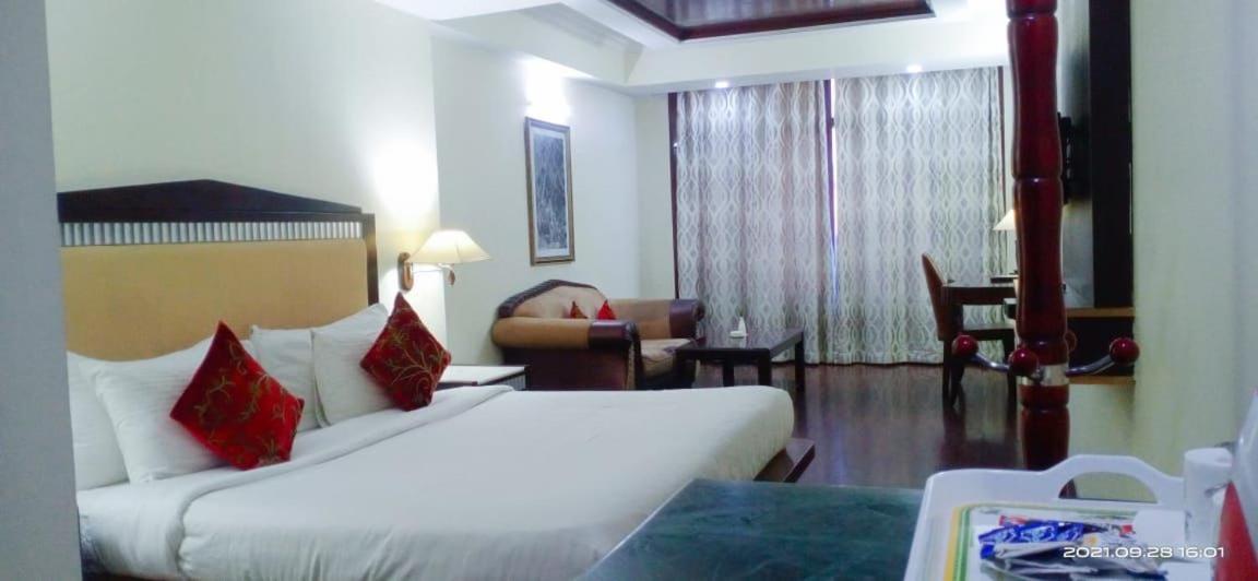 Hotel The Residency Srinagar Esterno foto