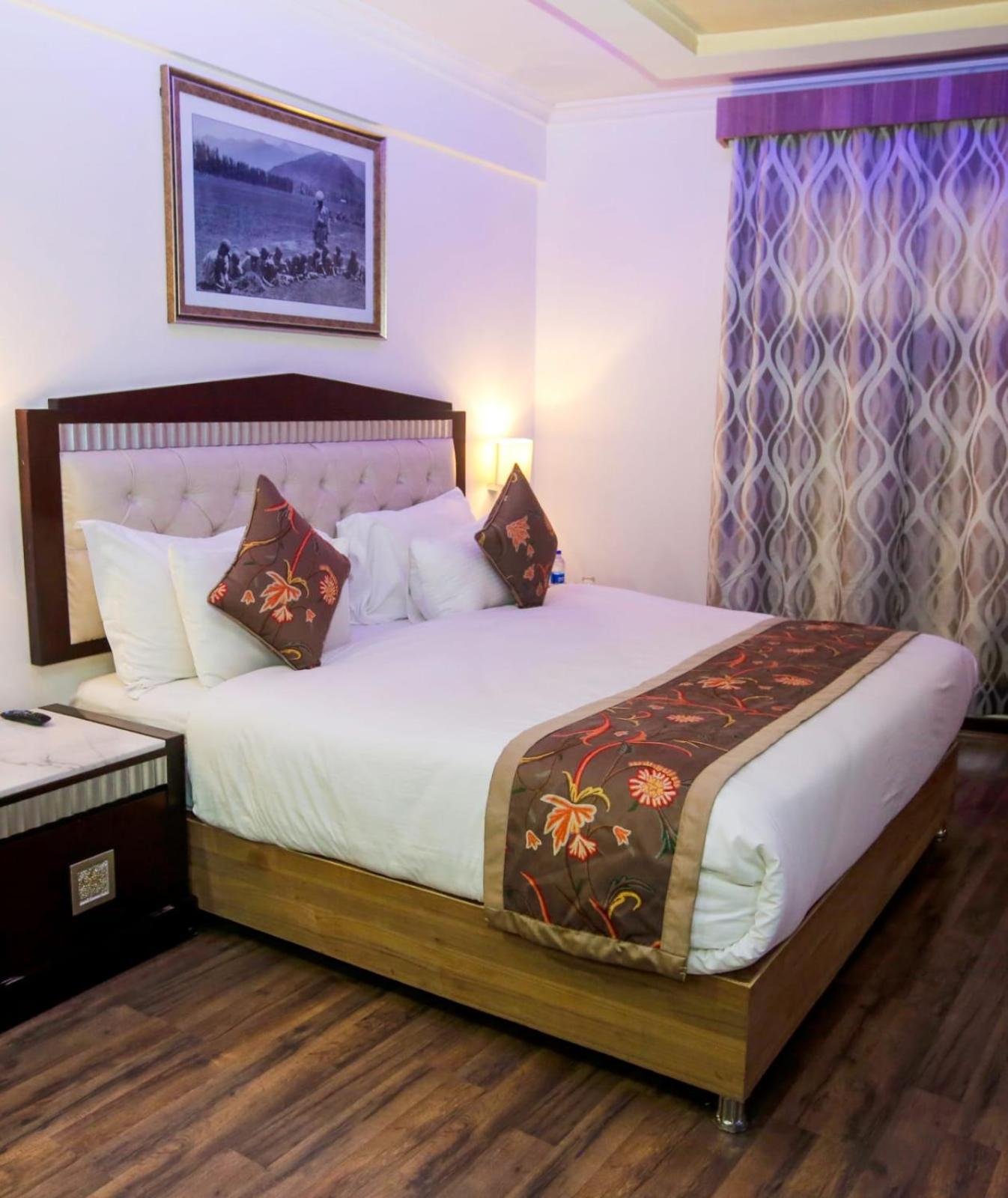 Hotel The Residency Srinagar Esterno foto