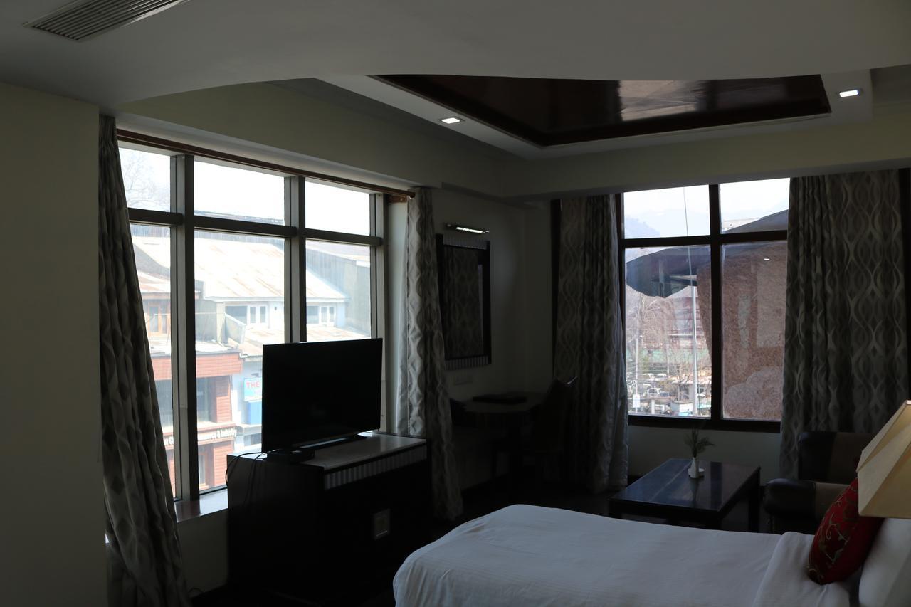 Hotel The Residency Srinagar Esterno foto