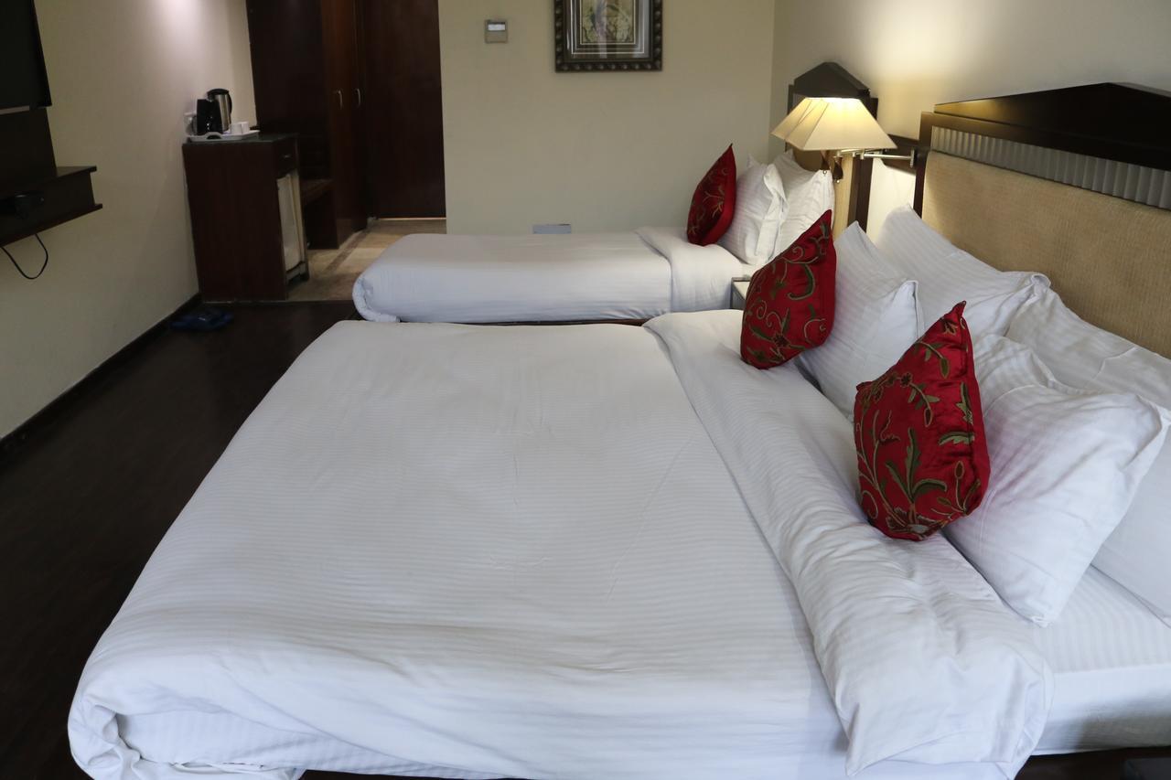 Hotel The Residency Srinagar Esterno foto